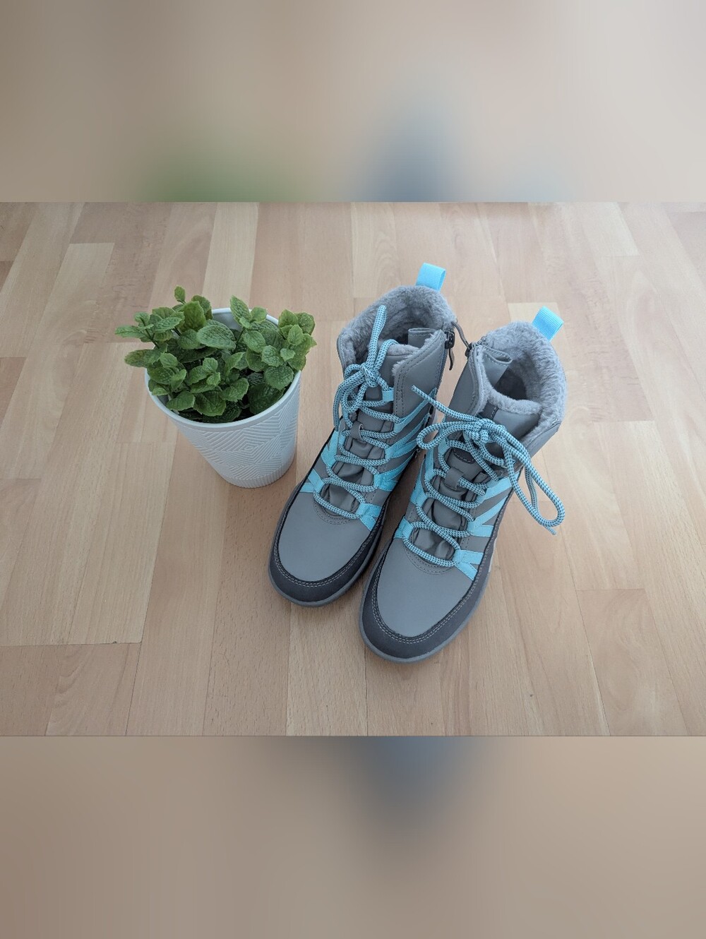 Women's Khombu Grey and Light Blue Faux Fur Lined Ankle Boots x1